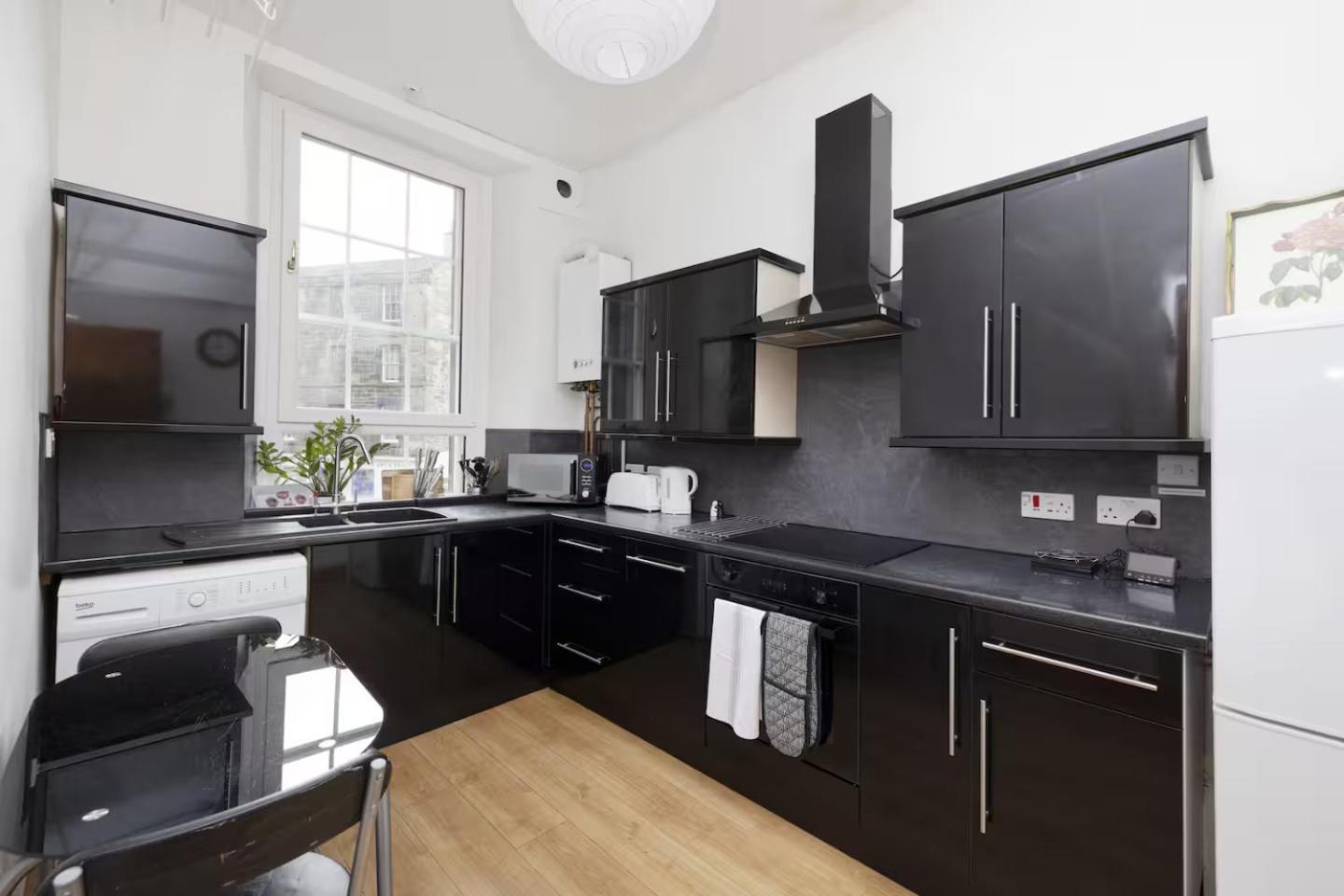Joivy 3 Bed Flat In Old Town, Close To Grassmarket Эдинбург Экстерьер фото