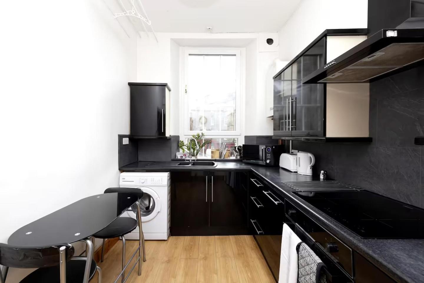 Joivy 3 Bed Flat In Old Town, Close To Grassmarket Эдинбург Экстерьер фото
